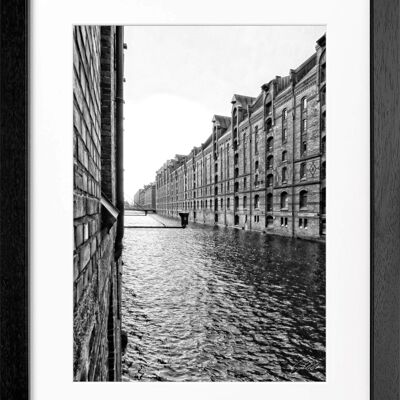 Fotodruck / Poster mit Rahmen und Passepartout Motiv Hamburg HH46E - Motiv: schwarz/weiss - Grösse: XL (80cm x 60cm) - Rahmenfarbe: schwarz matt