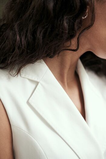 AMIRIA - Robe blazer design élégante en blanc | végétalien et durable 3