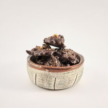 Bouchées Crunchy Chocolate Nibs "Cherry Love" au chocolat noir 70%, amandes salées & cerises 2