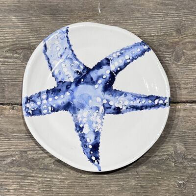 WHITE CERAMIC DESSERT PLATE WITH HAND-PAINTED STARFISH