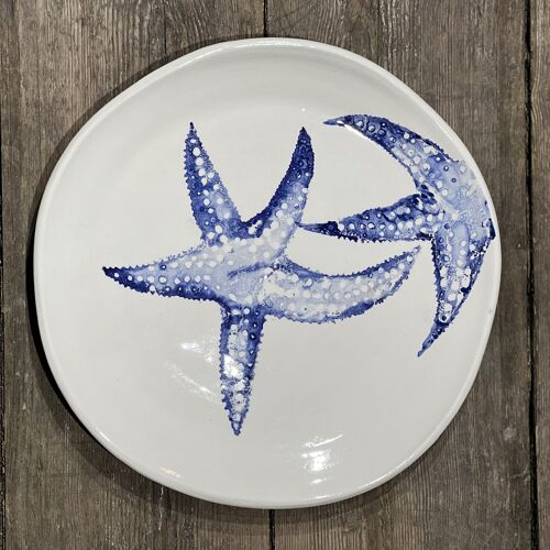 Plato llano en cerámica blanca con estrella de mar pintada a mano avmap28
