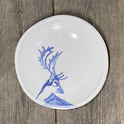 Plato postre cerámica blanca con ciervo azul pintado a mano