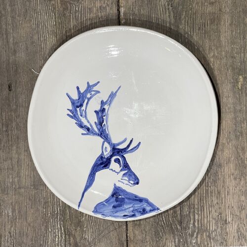 Plato llano cerámica blanca con ciervo azul pintado a mano