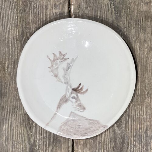Plato postre cerámica blanca con ciervo marrón pintado a mano