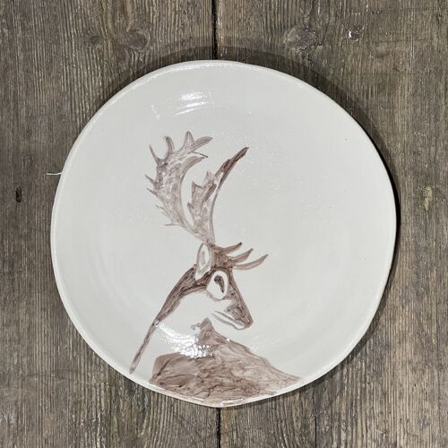 Plato llano cerámica blanca con ciervo marrón pintado a mano