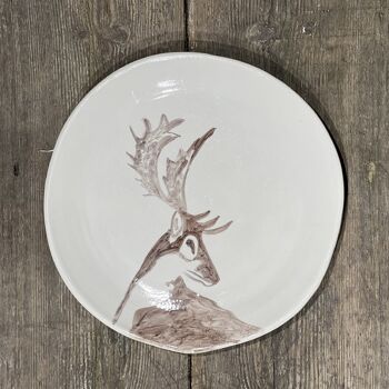 ASSIETTE PLATE EN CÉRAMIQUE BLANCHE AVEC CERF MARRON PEINT À LA MAIN 1