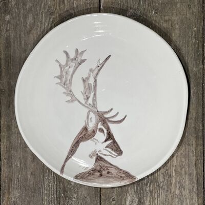 Bandeja redonda cerámica blanca con ciervo marrón pintado a mano