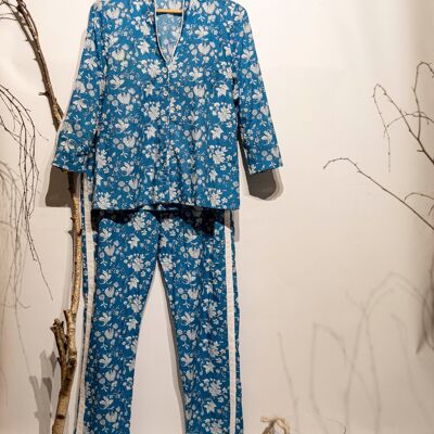 Luxuriöse Loungewear mit blauem Chakri-Print