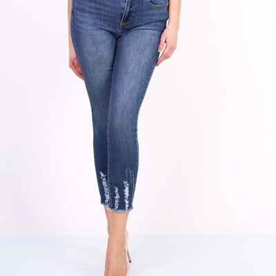 Jeans mit zerrissenen Knöcheln in Mittelblau