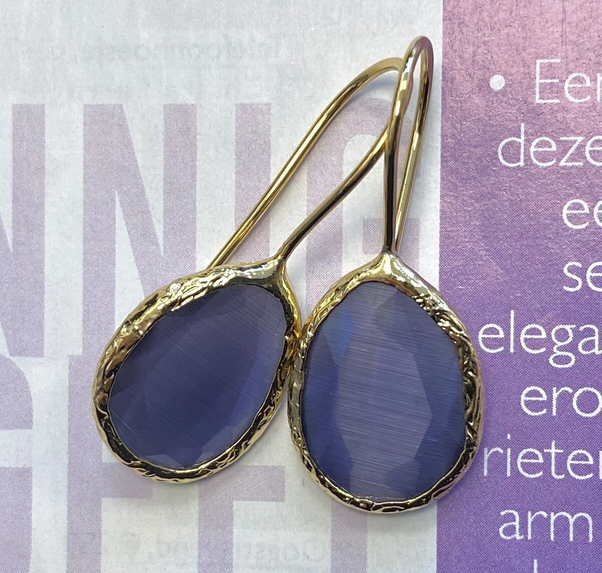 Orecchino cateye viola