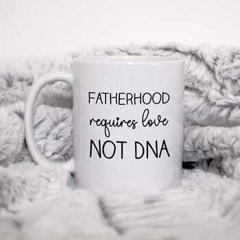 La paternité nécessite de l'amour, pas de l'ADN Mug