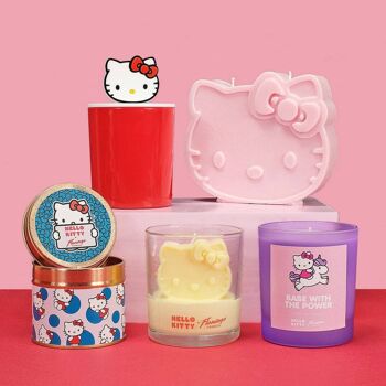 Bougies en étain Hello Kitty x Flamingo Candles Sugar Berry Pose 2