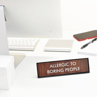 Letrero de placa de escritorio para personas alérgicas a aburridas