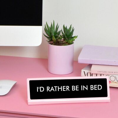 Ich würde lieber im Bett sein, Schreibtischschild