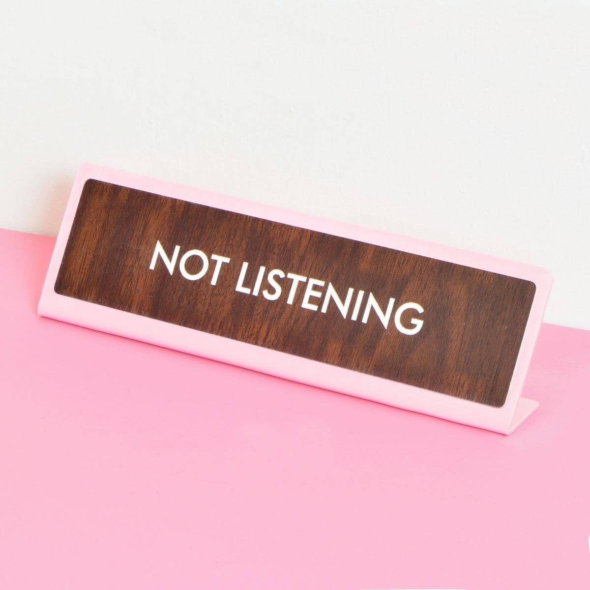 Segno di piastra da scrivania non in ascolto