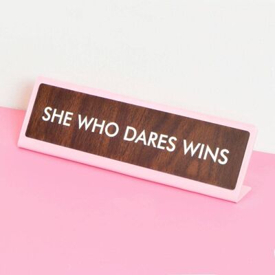 Señal de placa de escritorio She Who Dares Wins