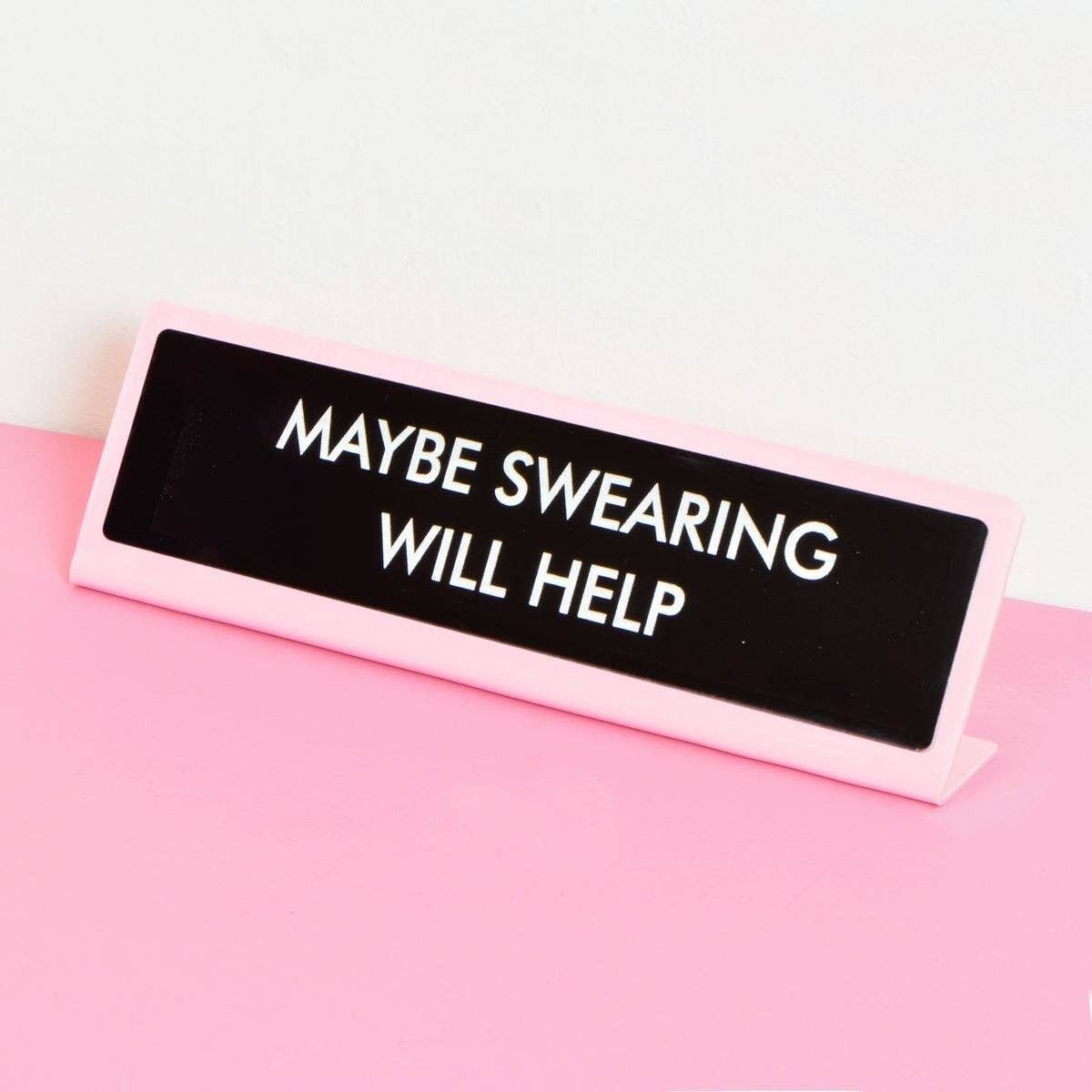 Forse giurare aiuterà il segno del piatto della scrivania