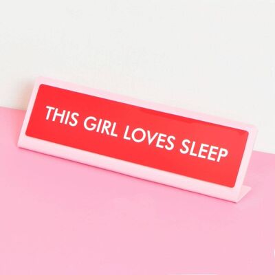 Letrero de placa de escritorio This Girl Loves Sleep