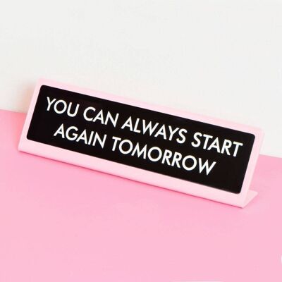 Placa de escritorio con texto en inglés "You Always Can Start Again Tomorrow"