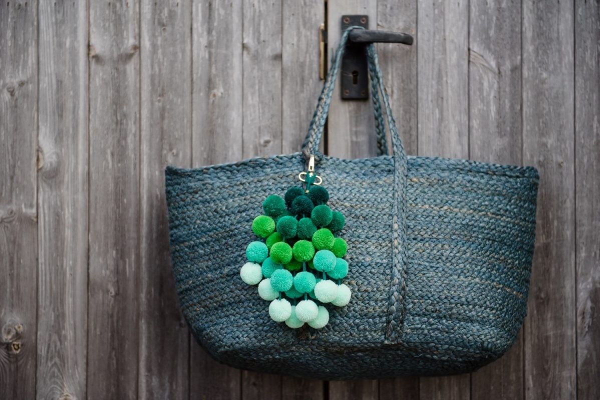 Bijou de sac dégradé vert à pompons