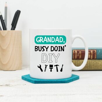 Grand-père occupé à faire du bricolage Mug