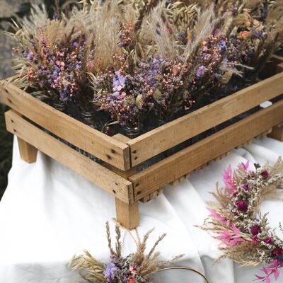 Assortment of cylindrical vases and their bouquet of dried flowers