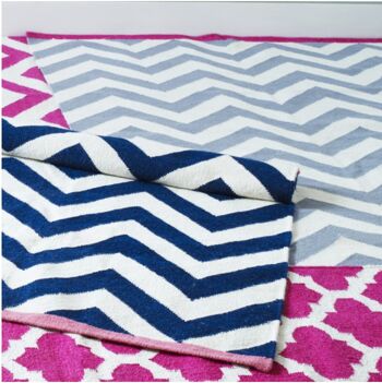 Tapis Tribeca Chevron Crème et Gris avec Bordure Fuchsia 2