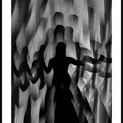 Fotografía en blanco y negro de una mujer en un caleidoscopio - 30 x 40 cm