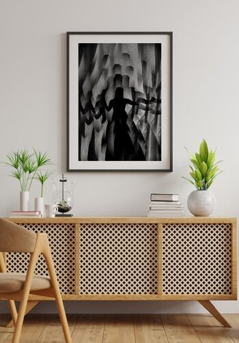 Photographie noir et blanc d'une femme dans un kaléidoscope - 30 x 40 cm 5