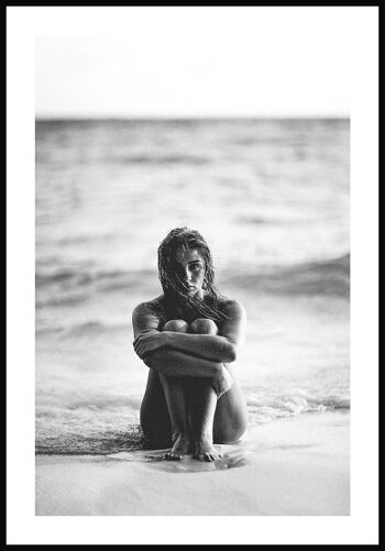 Photographie d'une femme sur la plage en noir et blanc - 30 x 40 cm 1