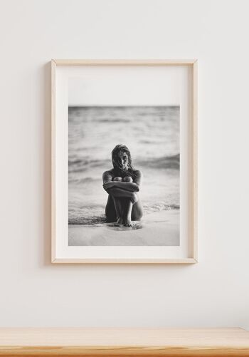 Photographie d'une femme sur la plage en noir et blanc - 30 x 40 cm 2