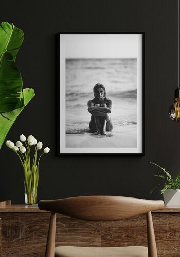 Photographie d'une femme sur la plage en noir et blanc - 30 x 40 cm 4