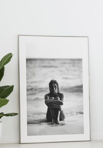 Photographie d'une femme sur la plage en noir et blanc - 30 x 40 cm 6