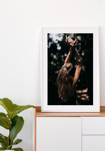 Affiche Photographie Femme Mains en l'air - 40 x 50 cm 4