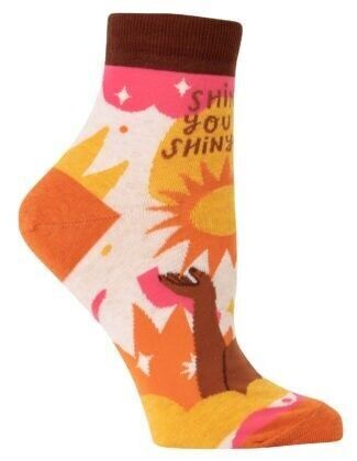 Brilla sui calzini alla caviglia