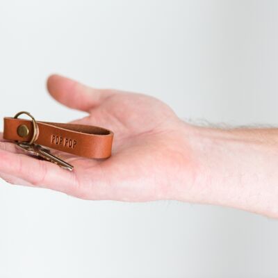 Porte-clés en cuir marron avec texte personnalisé