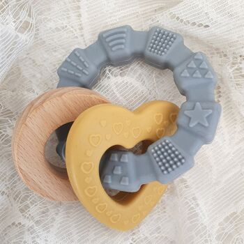 Jouet de dentition bébé en silicone coeur ocre 3