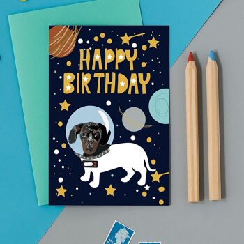 Carte de voeux Astro de chien de saucisse de joyeux anniversaire 2