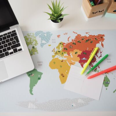 Schreibtischunterlage – Schreibtischschutz – Modell „Weltkartenfarben“.