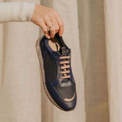 Blauer Ocean-Sneaker