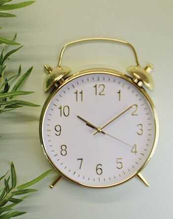 Horloge murale dorée et blanche de style réveil 2