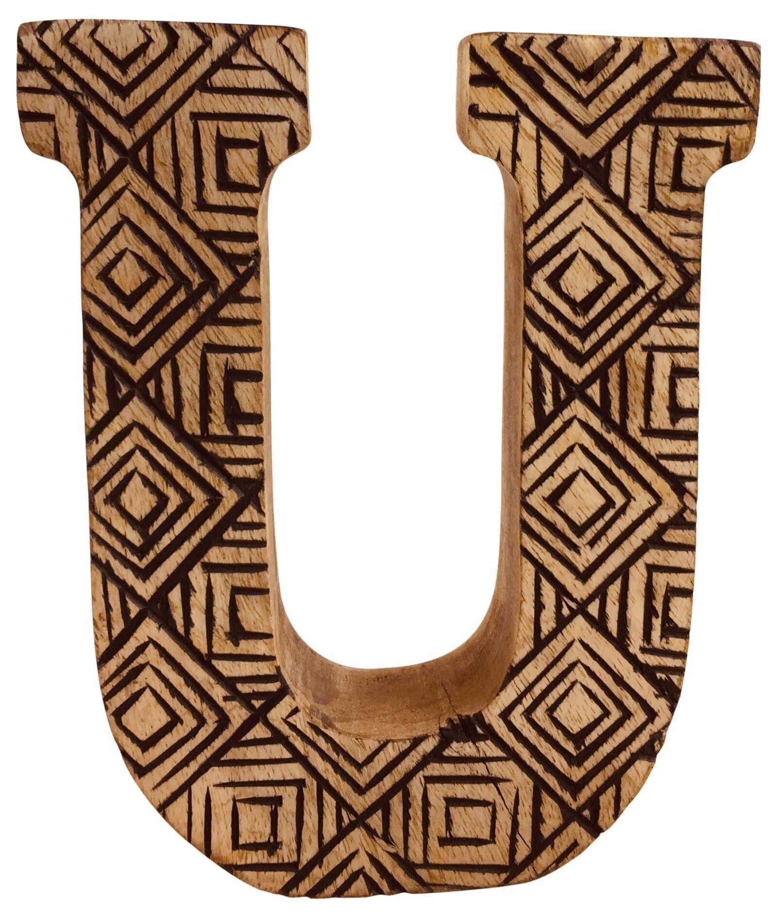 Lettera geometrica in legno intagliato a mano U