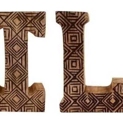 Toilette mit handgeschnitzten geometrischen Buchstaben aus Holz