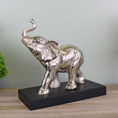 Elefante de metal plateado ornamental sobre zócalo