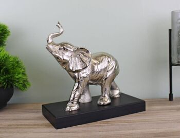 Éléphant ornemental en métal argenté sur socle 1