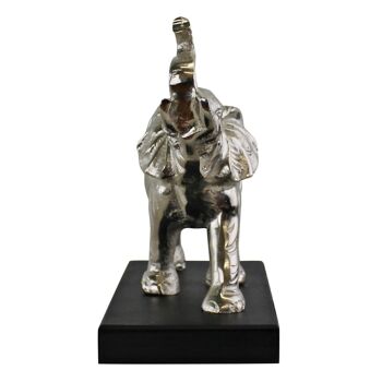 Éléphant ornemental en métal argenté sur socle 2