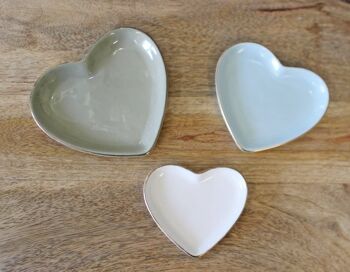Ensemble de 3 vide-poches en céramique en forme de cœur avec un bord doré 3
