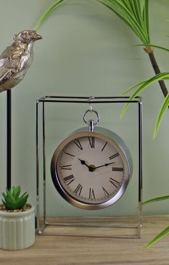 Horloge à suspendre sur pied en métal argenté dans un cadre, 25 cm 3