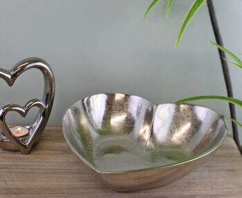 Bol décoratif en forme de coeur en métal argenté 3