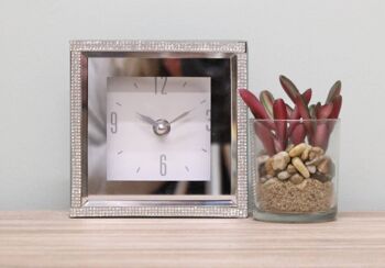Petite horloge de table autoportante avec miroir et bijoux 3